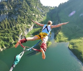 开云官网2026-东决硝烟未散，西班牙已跨越大洋，当篮球场成为世界秩序的隐喻