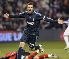 开云下载-孙兴慜爆发，苏格兰正面击溃那不勒斯，足球世界版图的重构与启示