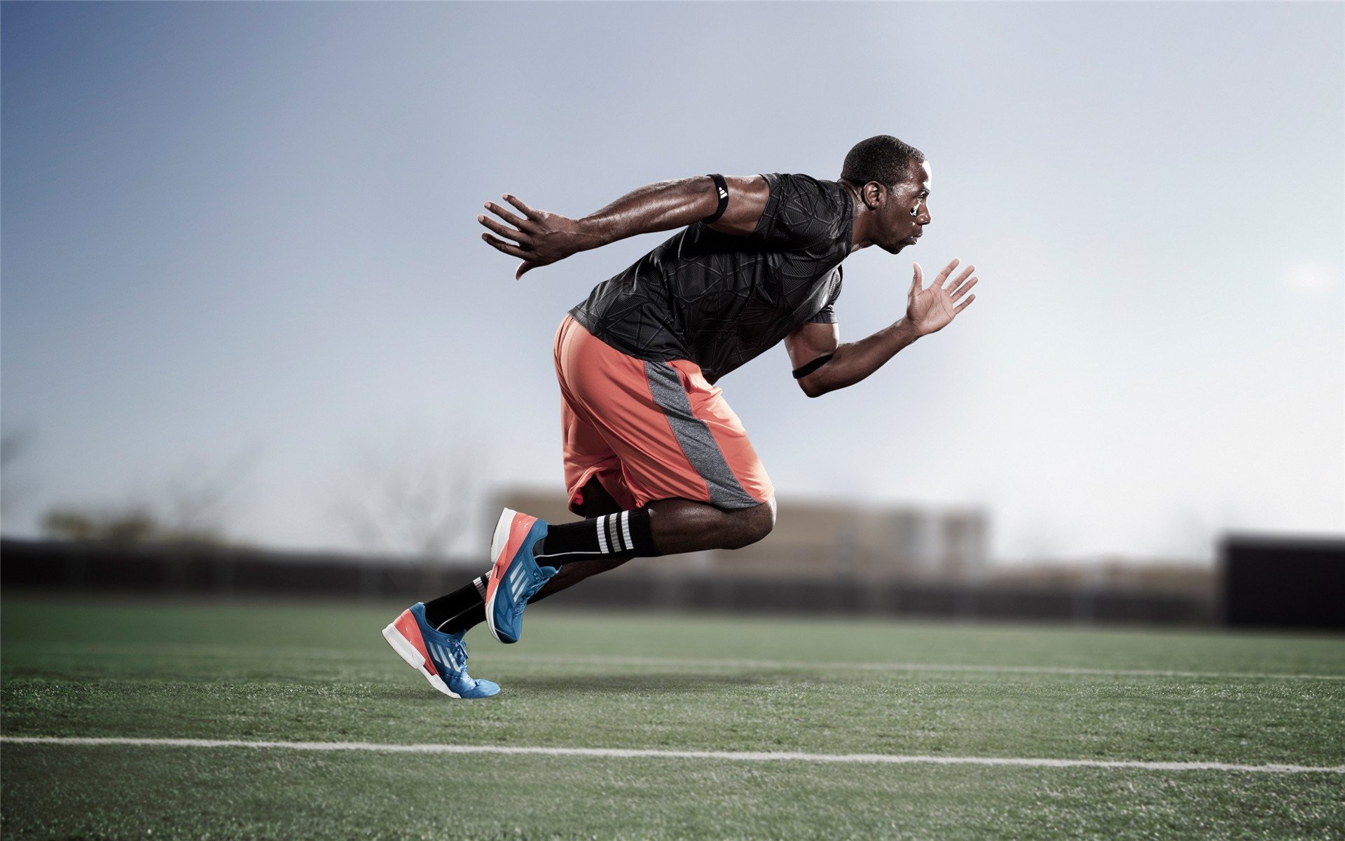 德甲争冠夜，英格拉姆攻防两端统治，当篮球天才在绿茵场错位闪光