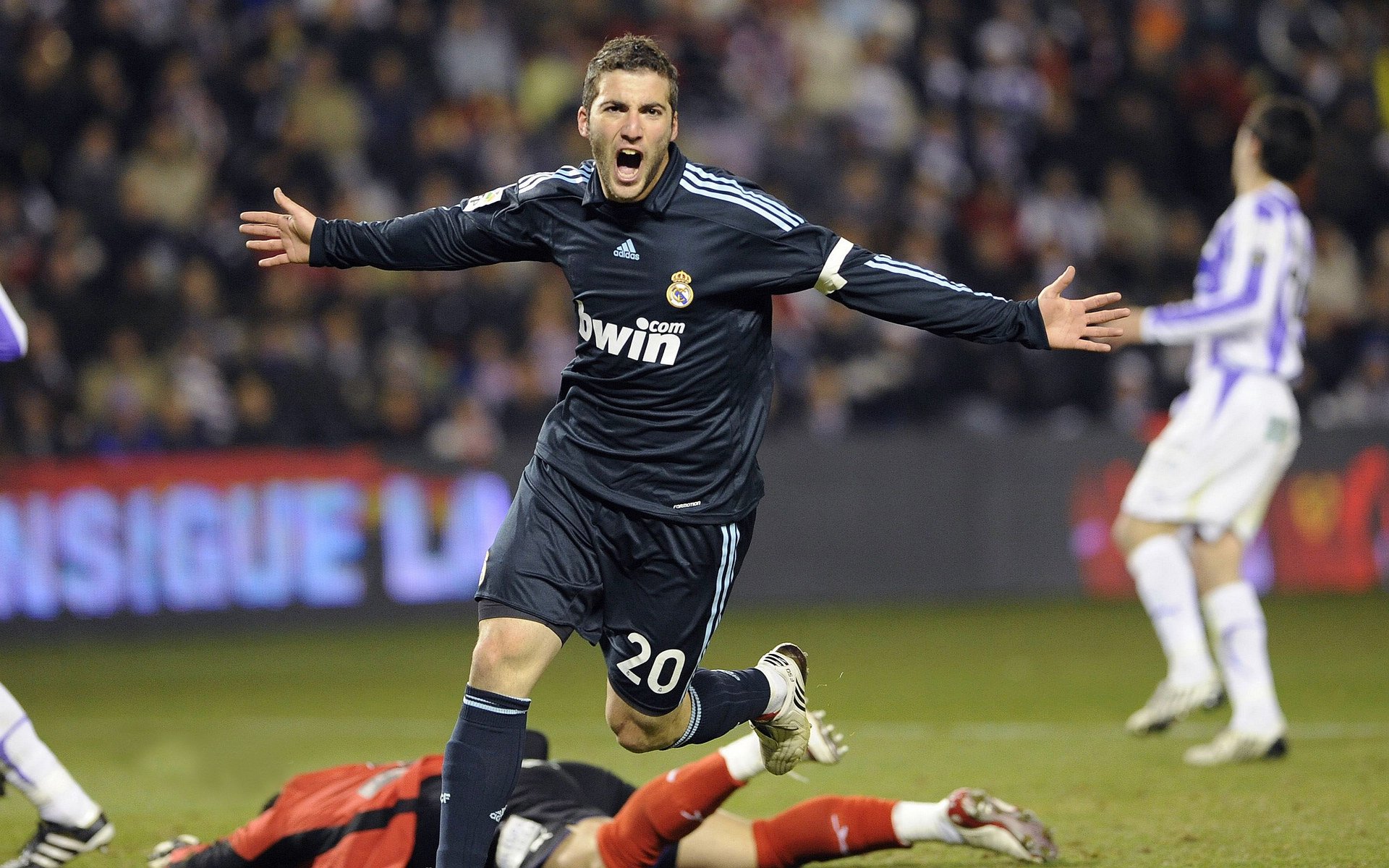 英超争冠之夜，库里赛后评分拉满，体育，为何让我们热泪盈眶？